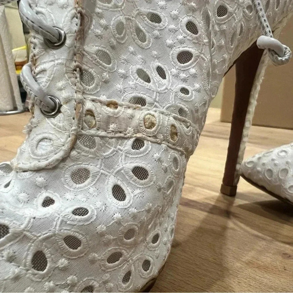ALAÏA White laser cut lace-up ankle boots in size 39 or 8.5. - Picture 2 of 12